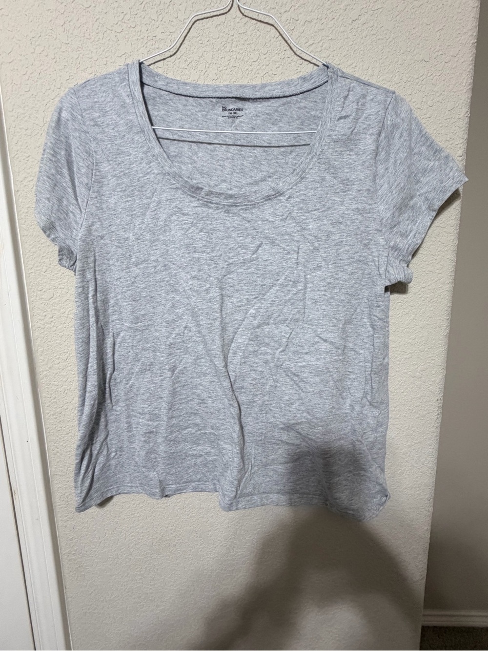 No Boundaries Light Gray Scoop Neck Short Sleeve Tee